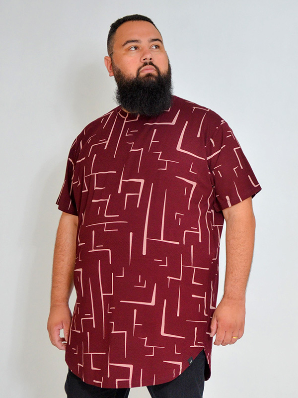 Camiseta Plus Size LongLine Geométrica Bordo